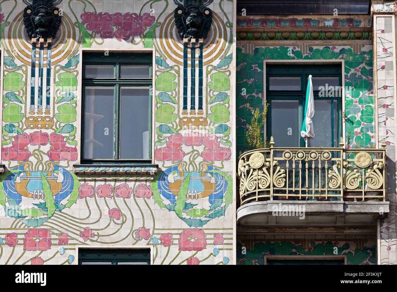 Fassade eines Jugendstil Majolikahauses (Majolica) in der Nr. 40 Linke Wienzeile, Wien, Österreich. Entwickelt 1898-99. Stockfoto
