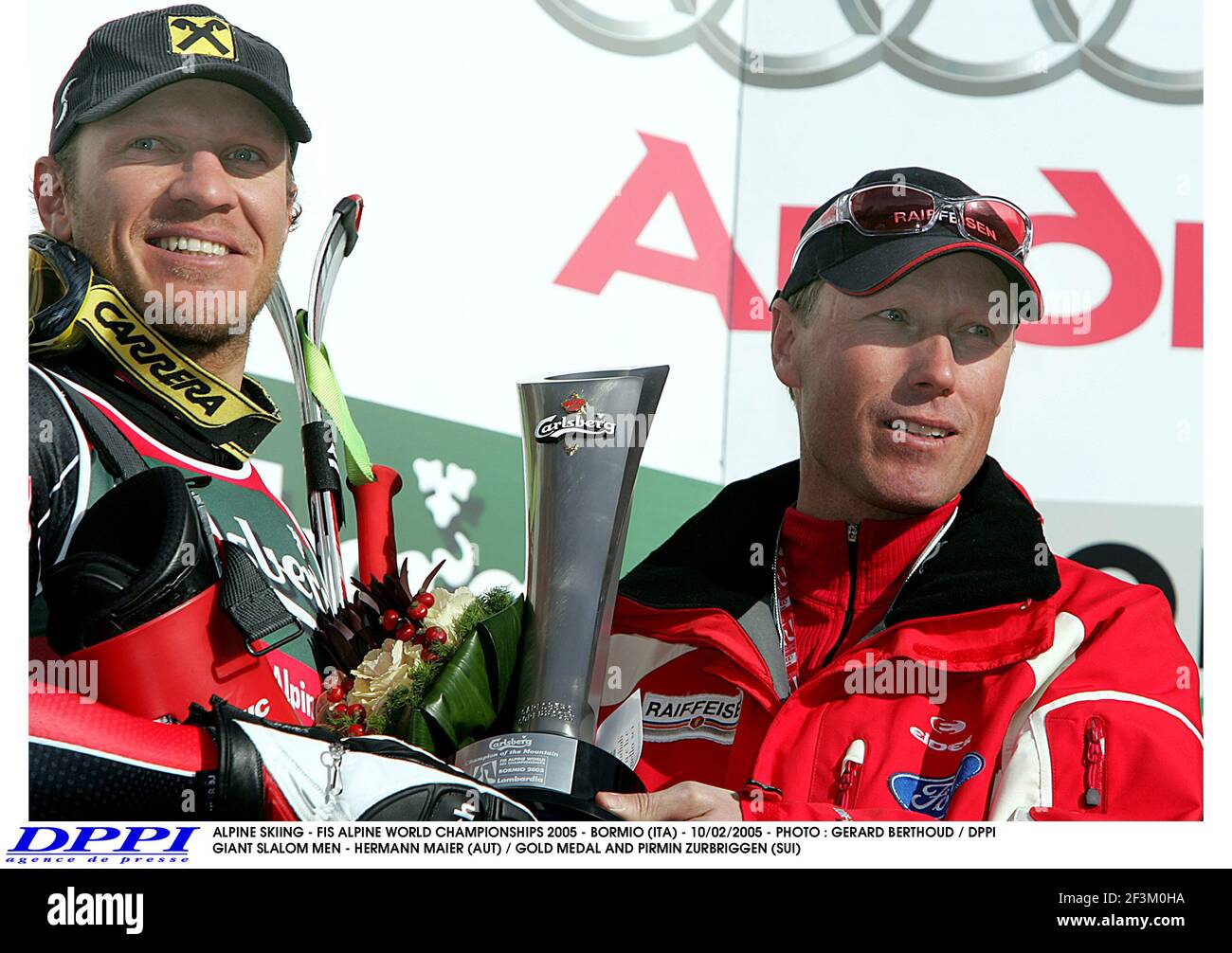 ALPINSKI - FIS ALPINE WELTMEISTERSCHAFT 2005 - BORMIO (ITA) - 10/02/2005 - FOTO : GERARD BERTHOUD / DPPI RIESENSLALOM MÄNNER - HERMANN MAIER (AUT) / GOLDMEDAILLE UND PIRMIN ZURBRIGGEN (SUI) Stockfoto