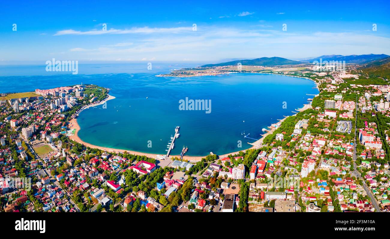 Gelendzhik Stadthafen Luftpanorama. Gelendzhik ist ein Ferienort an der Gelenjik Bucht des Schwarzen Meeres in der Region Krasnodar, Russland. Stockfoto