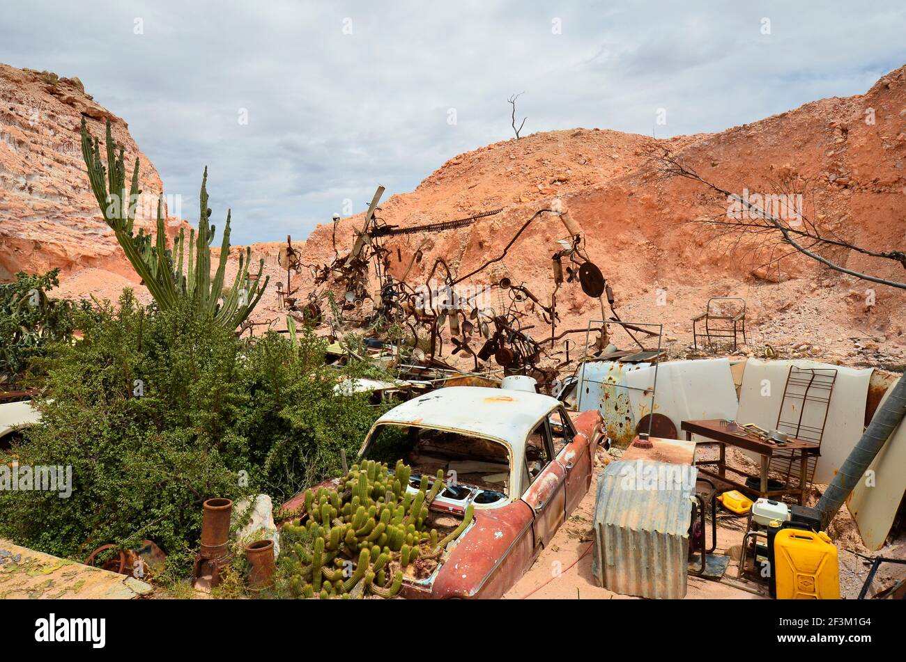 Coober Pedy, SA, Australien - garbade rund um Crocodile Harrys ehemaliges Untergrundhaus Stockfoto