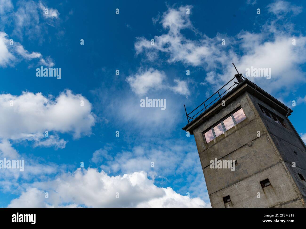 Neu Bleckede, Deutschland. März 2021, 17th. Wolken ziehen über einen Wachturm der ehemaligen Grenztruppen der DDR am Ufer der Elbe, Wolken spiegeln sich in den Fensterscheiben des Turms. Quelle: Philipp Schulze/dpa/Alamy Live News Stockfoto