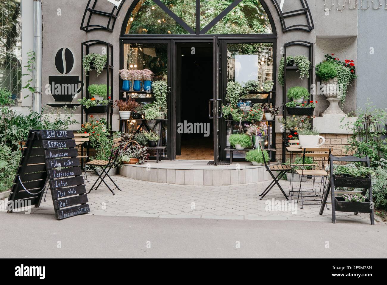 Eco Cafe auf der Straße und Blumenstudio, kleines Unternehmen in der Stadt, Wiedereröffnung nach covid-19, im Freien innen Stockfoto