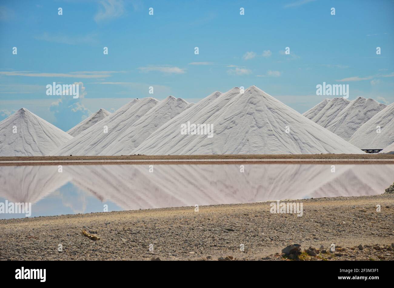 Salzpyramiden in Bonaire, karibische Insel, niederländische antillen. Salt Mountains, Salt Mountain Range. Salztürme Stockfoto