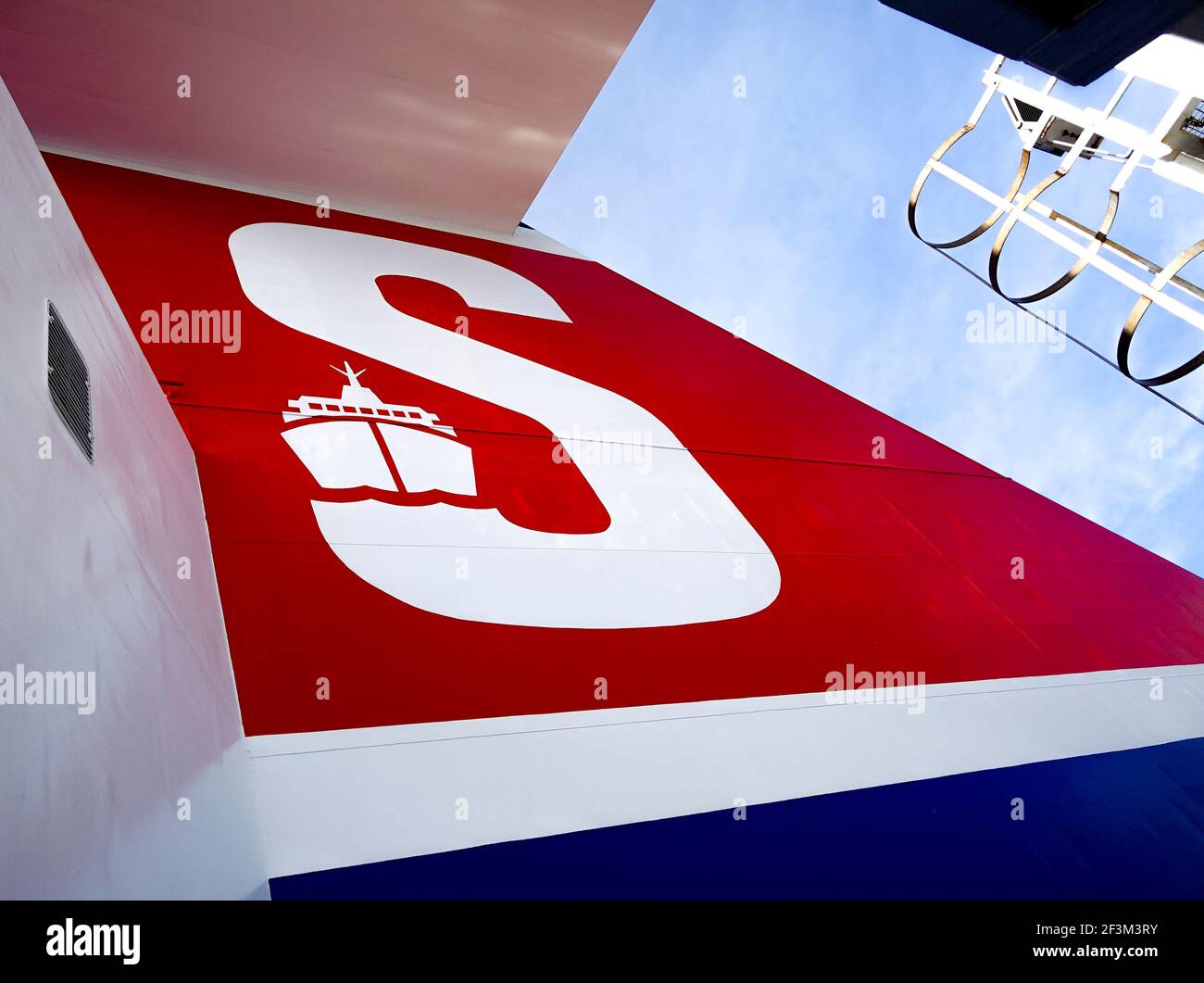 Stena Line-Logo auf der Seite des Trichters auf der Fähre Stockfoto
