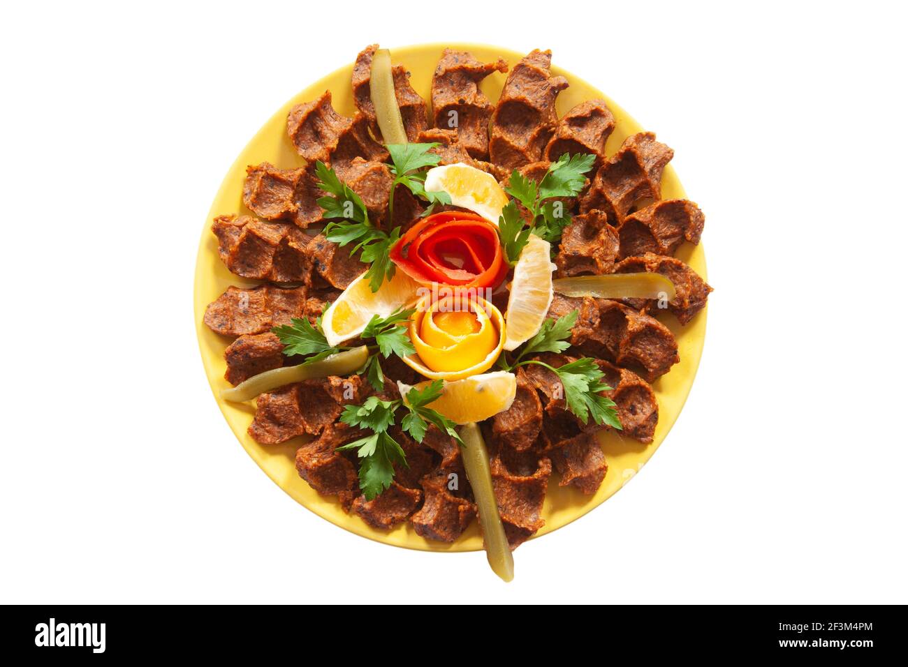 Ein berühmtes türkisches traditionelles Essen, Raw Kofta 'Cig Kofte' auf dem Teller Stockfoto