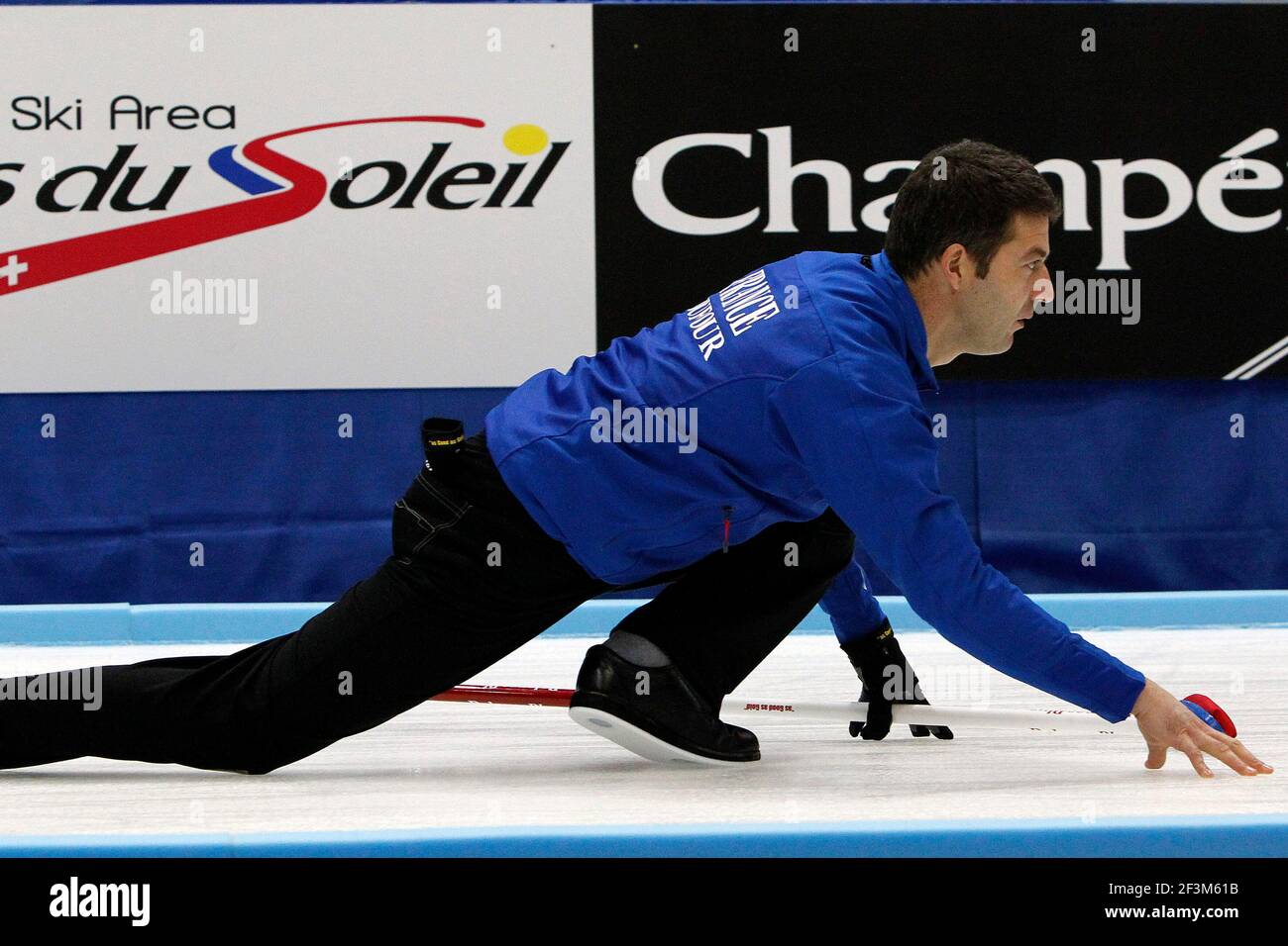 CURLING - EUROPAMEISTERSCHAFTEN 2010 - CHAMPERY (SUI) - 04 BIS 09/12/2010 - FOTO : GERARD BERTHOUD / DPPI - THOMAS DUFOUR / TEAM FRANCE Stockfoto