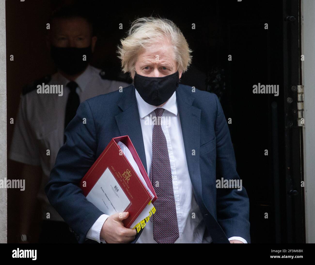 London, Großbritannien. März 2021, 17th. Der britische Premierminister Boris Johnson verlässt die Downing Street Nr. 10, um für Fragen des Premierministers ins Unterhaus zu gehen. Er wird Keir Starmer gegenüber dem Versandkarton sehen. Kredit: Mark Thomas/Alamy Live Nachrichten Stockfoto