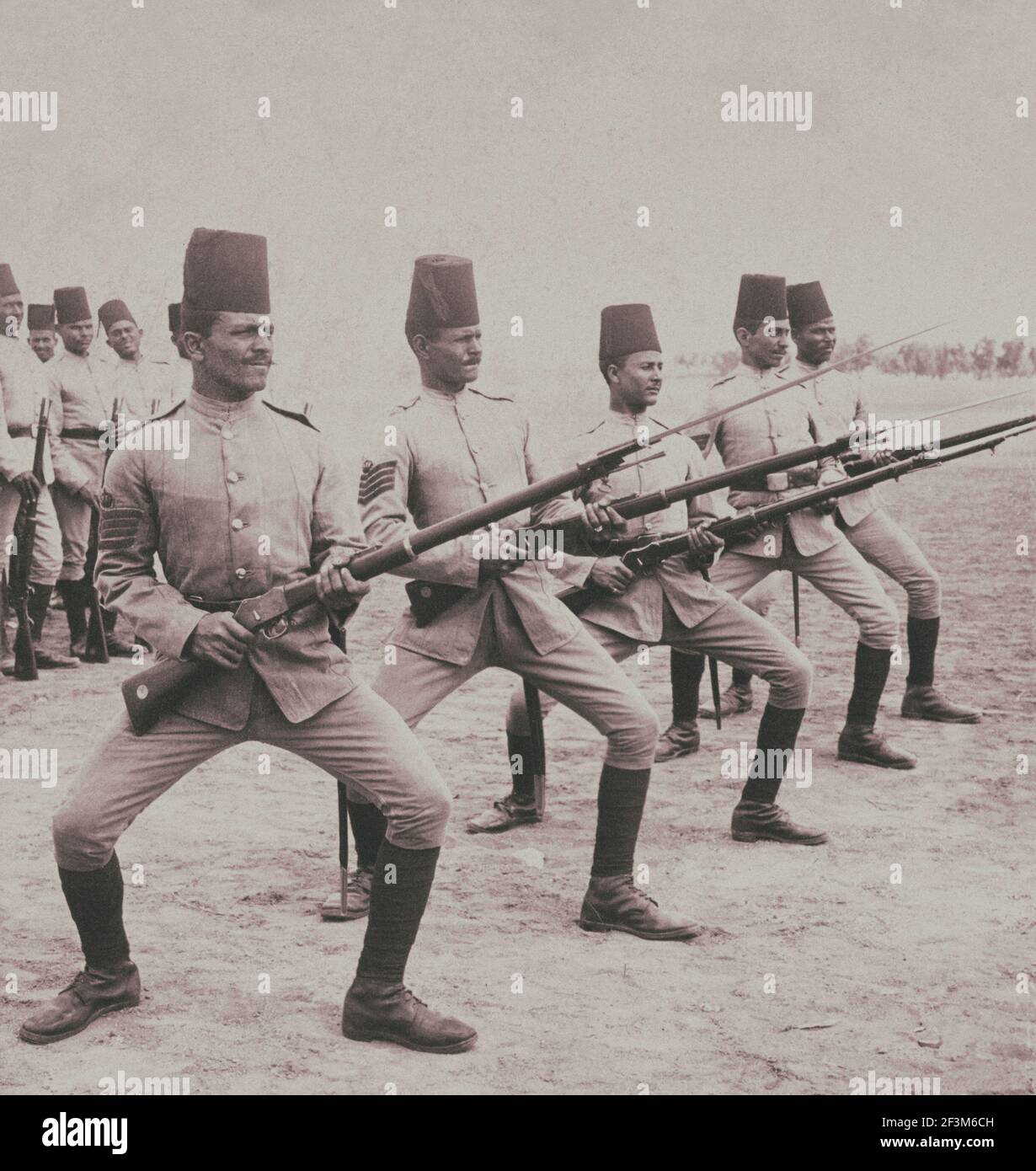 Vintage-Foto von ägyptischen Soldaten tragen Fezsen mit ihren militärischen Uniformen üben eine Bajonettbohrer. Kairo, Ägypten. 1903 Stockfoto