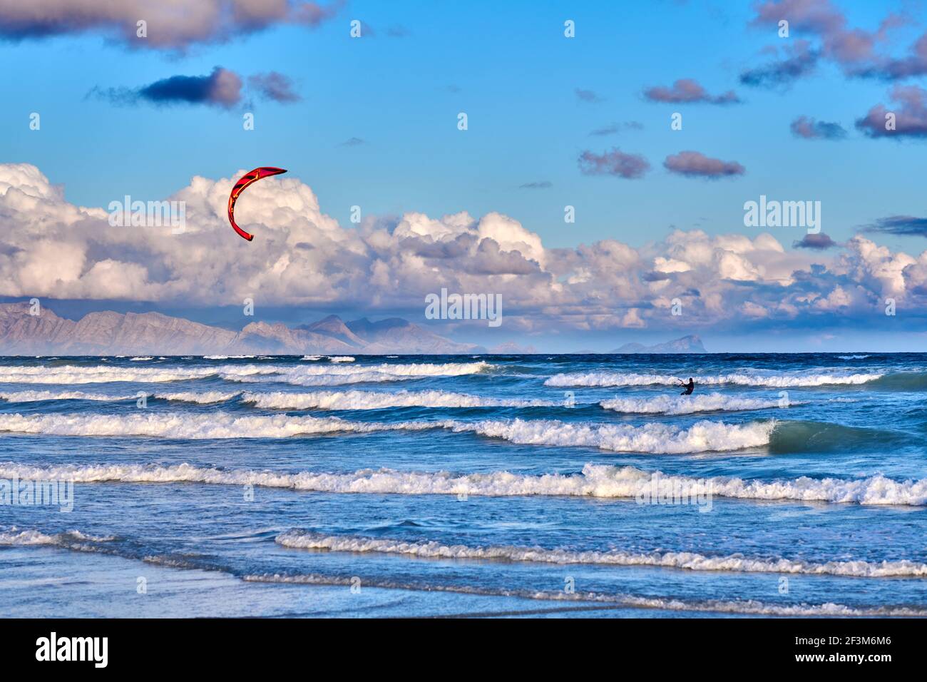Solitary Kite-Surfer fangen einige Wellen Stockfoto