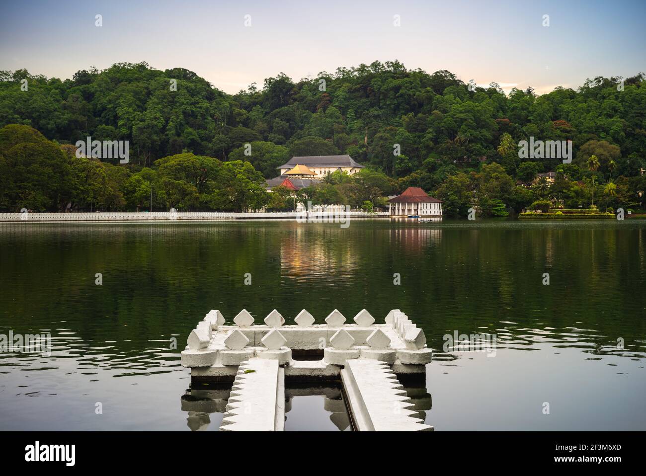 Tempel der Heiligen Zahn Relikt von kandy See in sri lanka Stockfoto