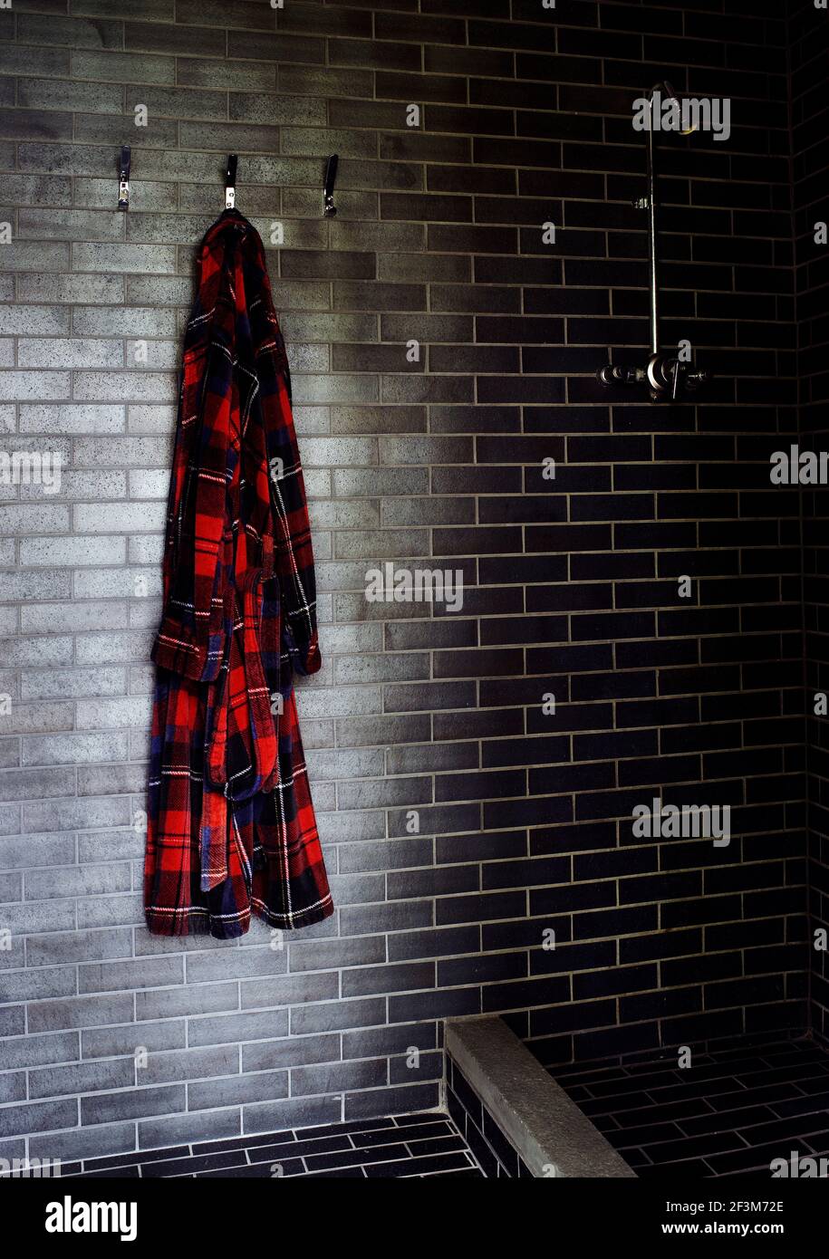 Morgenmantel in Dusche des neuen Hauses, New York State, USA Stockfoto