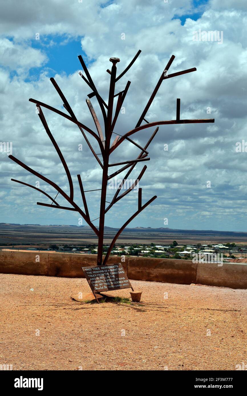 Coober Pedy, SA, Australien - 14. November 2017: Baumskulptur als Wahrzeichen und Remambrance im Outback-Dorf in Südaustralien Stockfoto