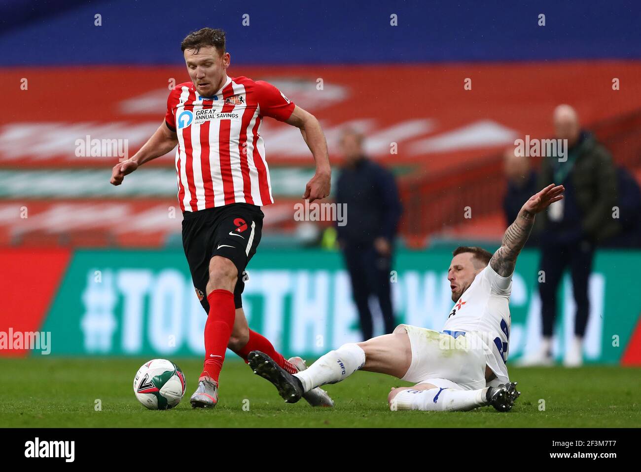 Charlie Wyke von Sunderland schlägt Peter Clarke von Tranmere Rovers - Sunderland gegen Tranmere Rovers, EFL Papa John's Trophy Final, Wembley Stadium, London - 14th. März 2021 nur für redaktionelle Verwendung Stockfoto
