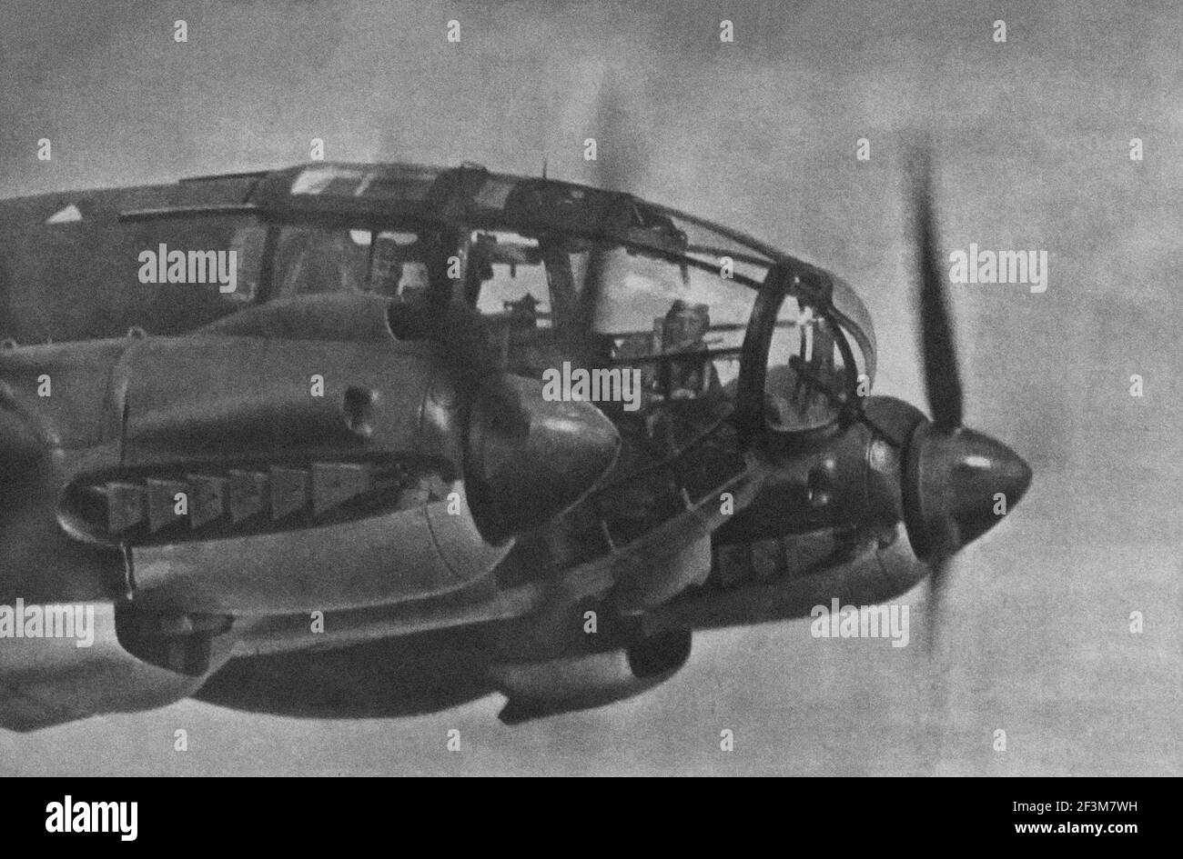 Weltkrieg II Periode aus deutschen Propaganda Nachrichten. Balkan-Kampagne. Deutscher Luftwaffenbomber. 1941 Stockfoto
