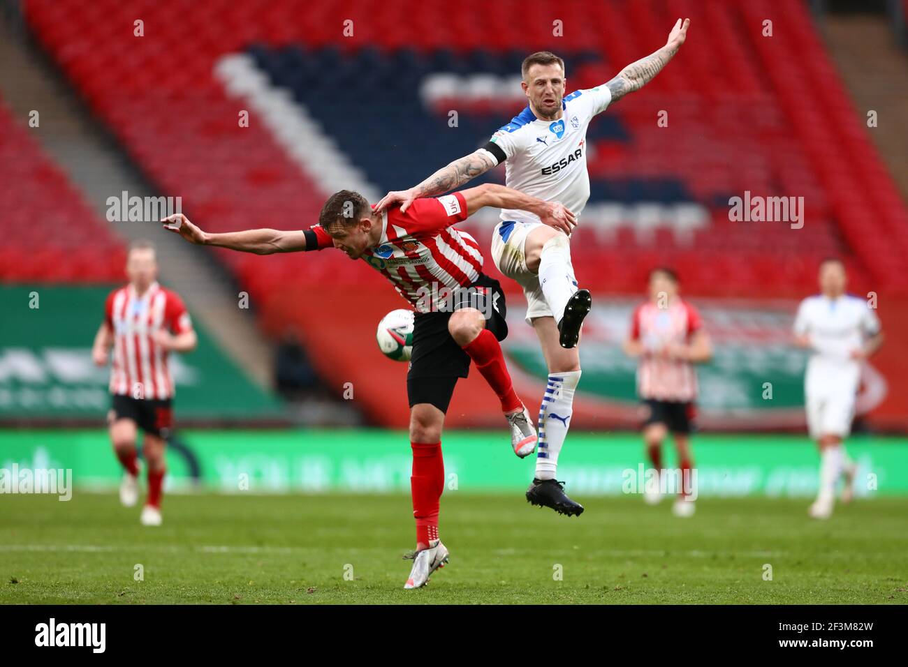 Charlie Wyke von Sunderland und Peter Clarke von Tranmere Rovers - Sunderland gegen Tranmere Rovers, EFL Papa John's Trophy Final, Wembley Stadium, London - 14th. März 2021 nur für redaktionelle Verwendung Stockfoto