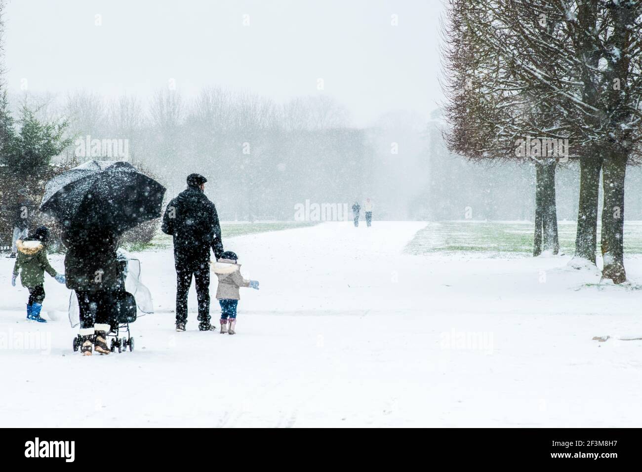 Gehen Sie unter dem Schnee Stockfoto