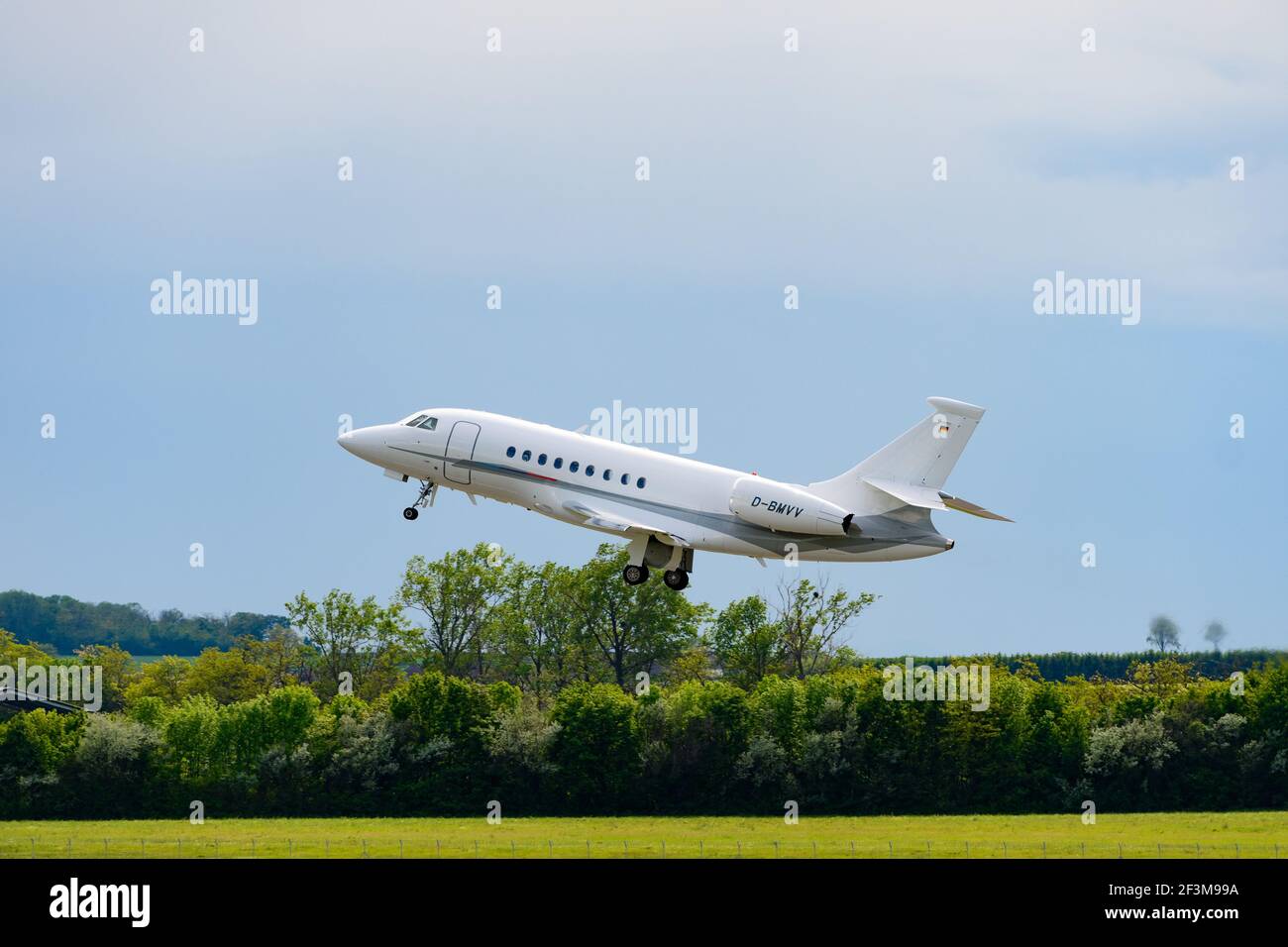 schwechat, österreich, 20. Mai 2019, Dassault Falcon 2000EX - 42, D-BMVV des BMW Flugdienst Business Jet Start am flughafen wien Stockfoto