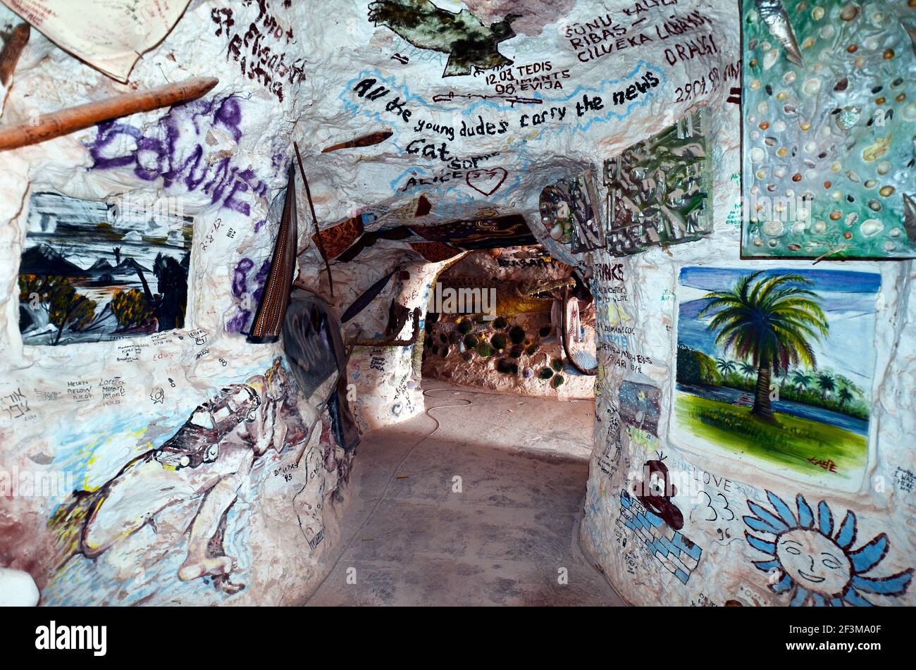 Coober Pedy, SA, Australien - 13. November 2017: Crocodile Harry’s Underground Home mit kakophonen Sammlungen von Kunst, Dekorationen und Botschaften aus V Stockfoto