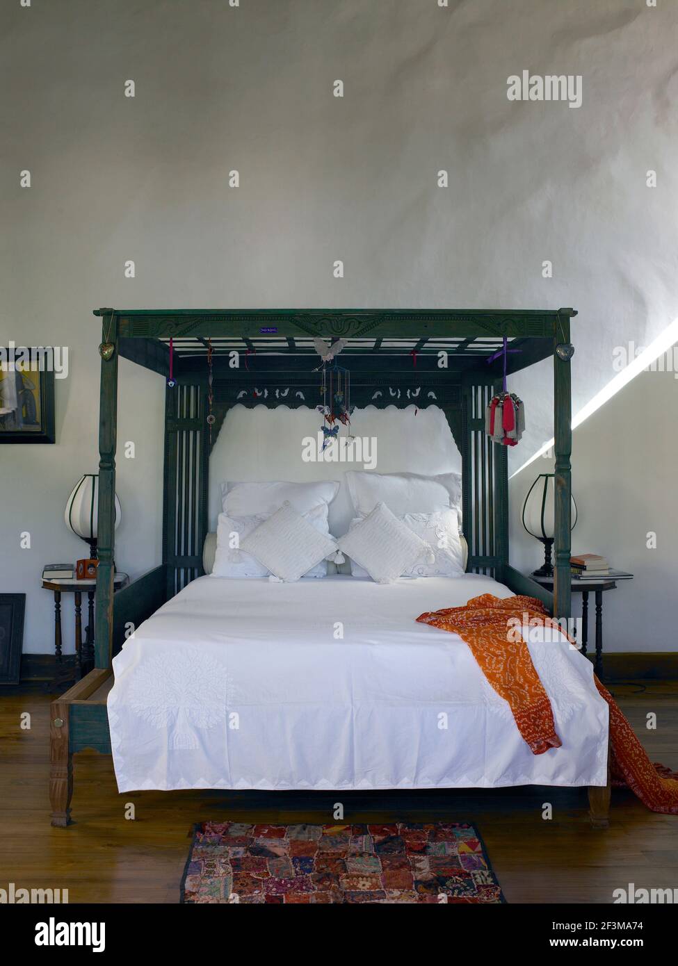 Schlafzimmer mit Holz gerahmte Himmelbett in Wohnheim in Sri Lanka. Stockfoto