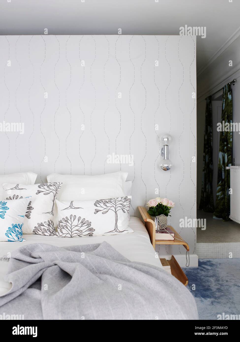 Schlafzimmer mit Trennwand, dekoratives Licht und Schnittblumen auf  Nachttisch in Französisch Wohnheim Stockfotografie - Alamy