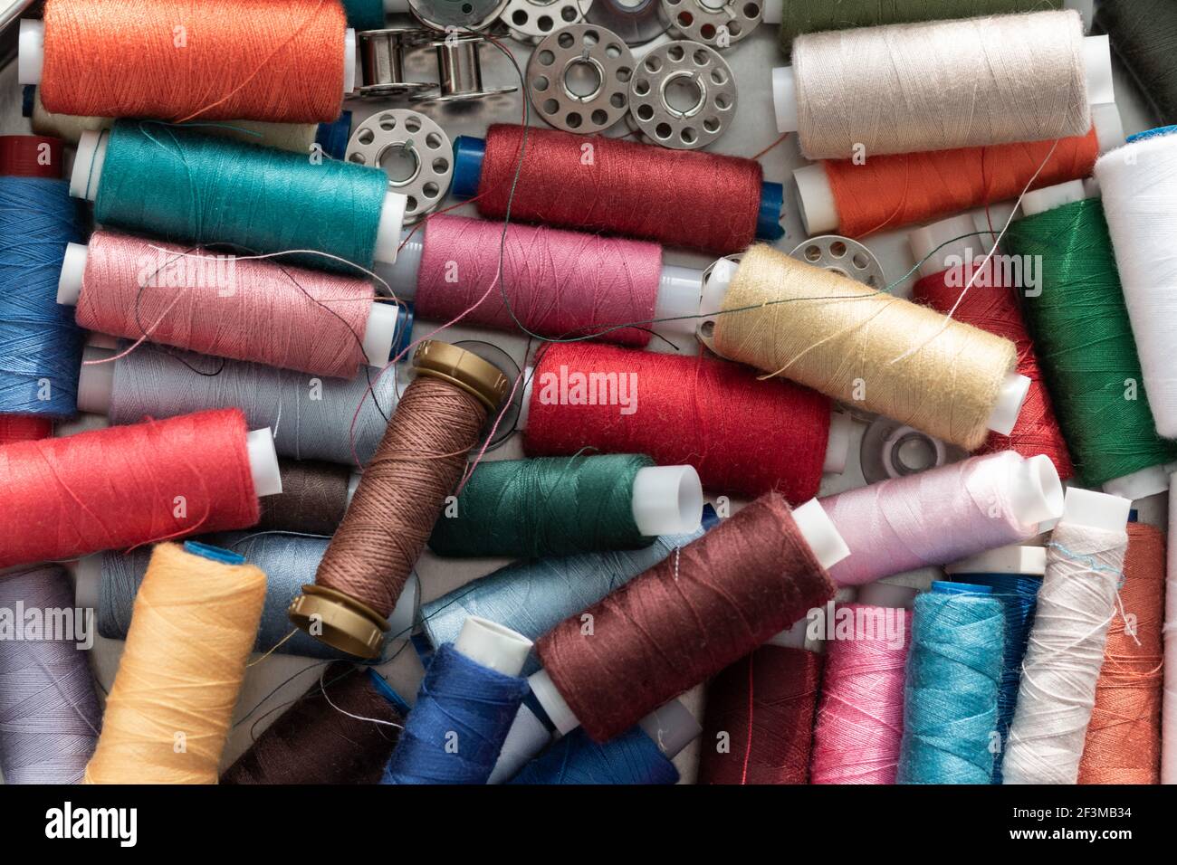 Spule von mehrfarbigen Faden. Slow Fashion und Home Nähkonzept Stockfoto