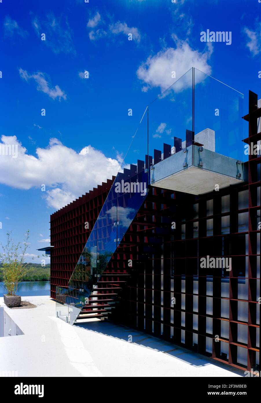 Glastreppe zur Dachterrasse, luxuriöse Villa am See Stockfoto