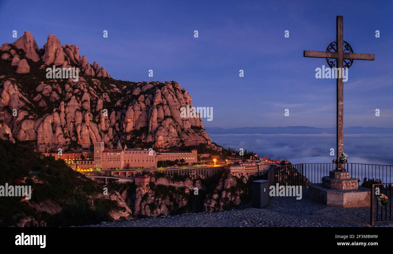 Montserrat und die Abtei von Montserrat bei Sonnenaufgang, vom Aussichtspunkt Creu de Sant Miquel (Provinz Barcelona, Katalonien, Spanien) Stockfoto