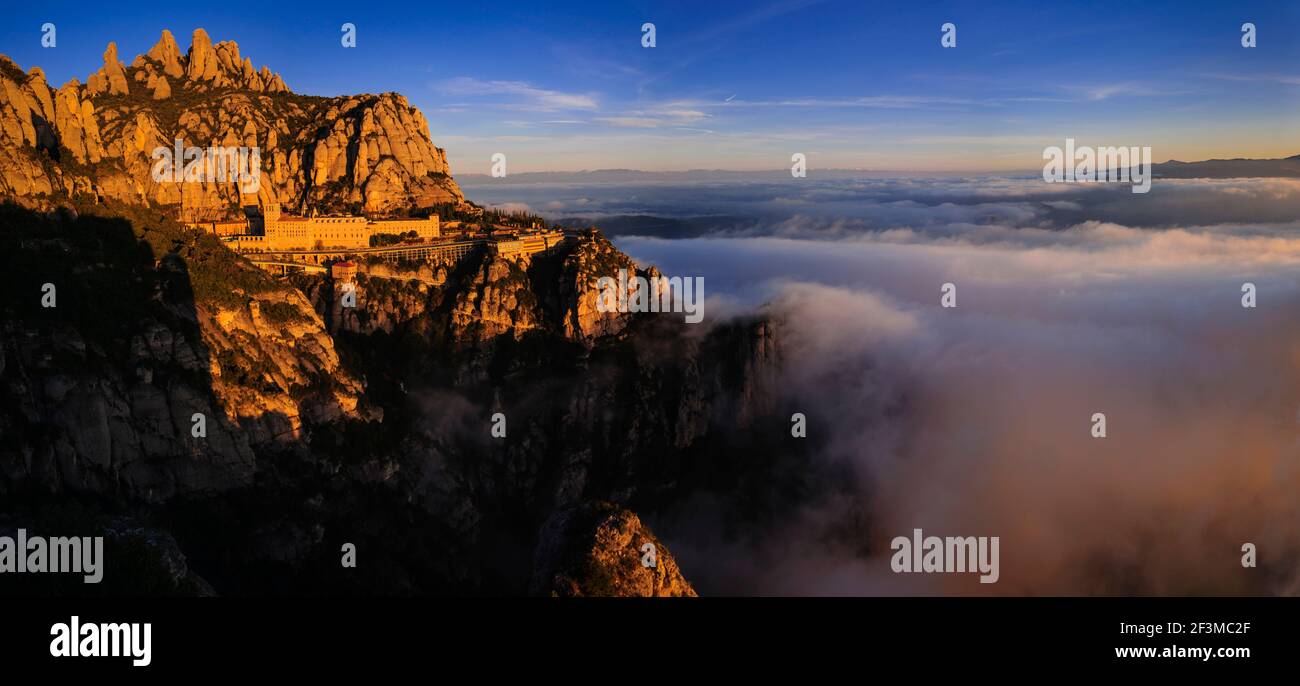 Montserrat und die Abtei von Montserrat bei Sonnenaufgang, vom Aussichtspunkt Creu de Sant Miquel (Provinz Barcelona, Katalonien, Spanien) Stockfoto