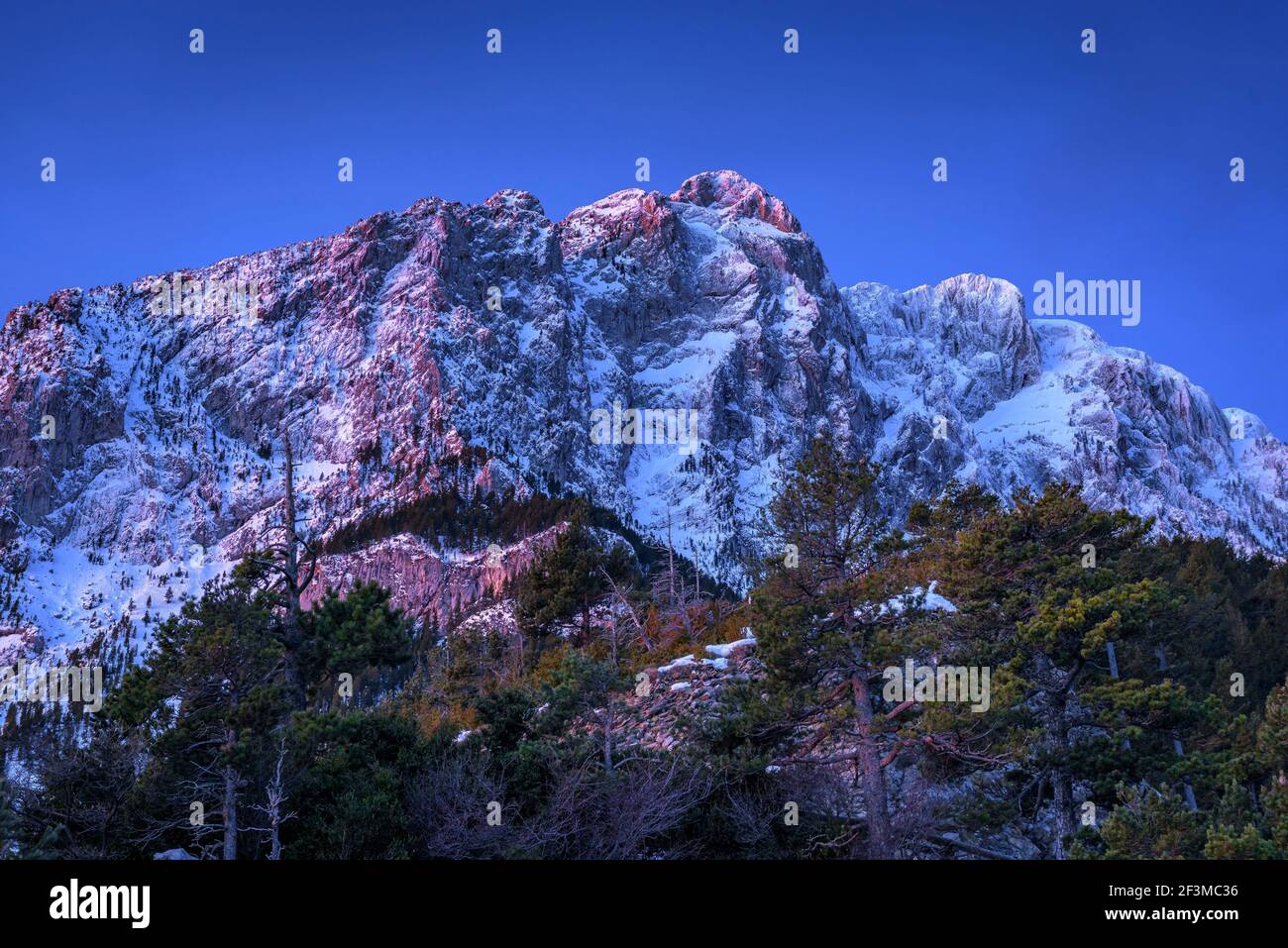 Pedraforca Nordwand bei Sonnenaufgang nach einem Winterschnee (Provinz Barcelona, Katalonien, Spanien, Pyrenäen) Stockfoto