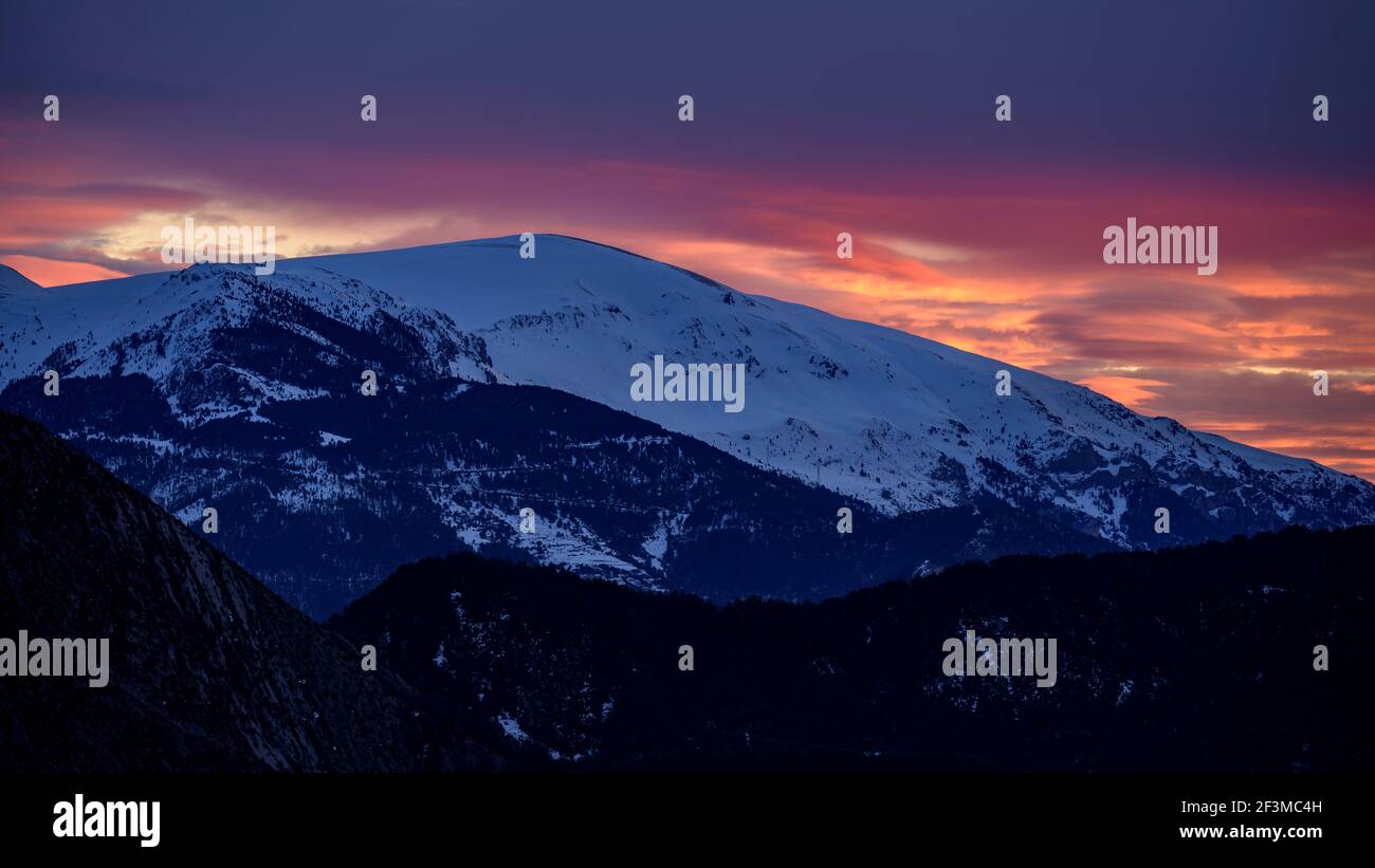 Puigllançada Gipfel bei Sonnenaufgang, nach einem Winterschnee, vom Aussichtspunkt Mirador de Gresolet aus gesehen (Provinz Barcelona, Katalonien, Spanien, Pyrenäen) Stockfoto