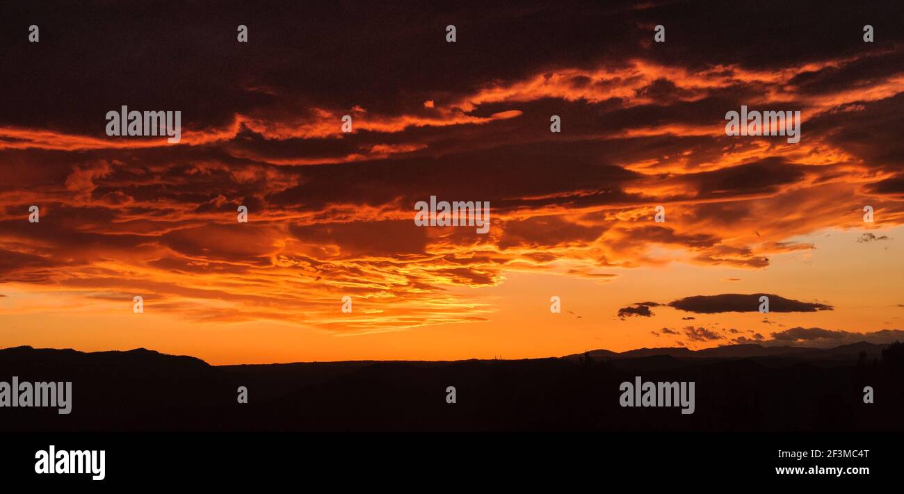 Sonnenuntergang über dem roten Himmel von Castellnou de Bages (Provinz Barcelona, Katalonien, Spanien) ESP: Candilazo al atardecer visto desde Castellnou de Bages Stockfoto