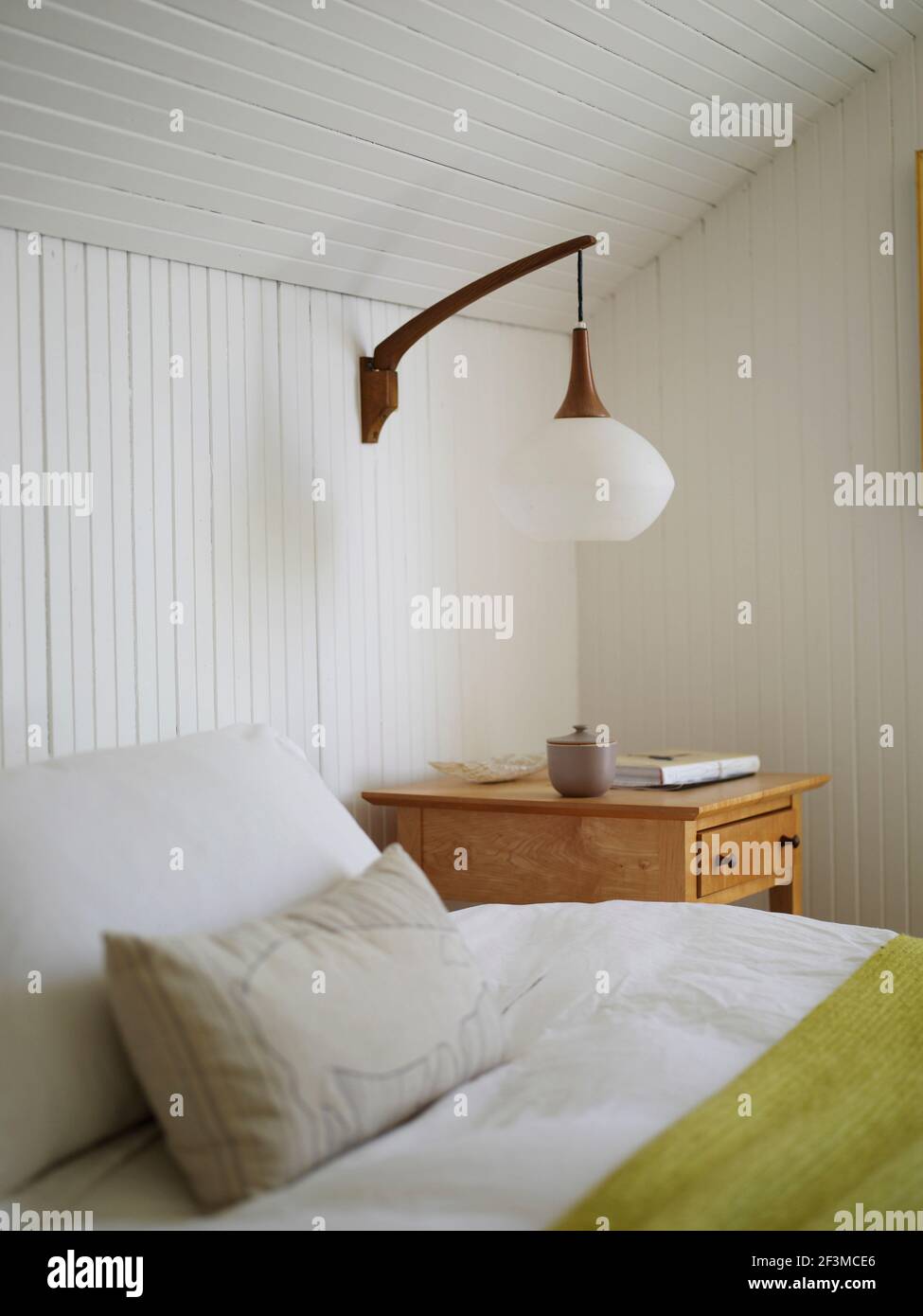 Weiß lackierte Feder und Nut geneigte Decke und Wände mit Nachttischlampe  in Wohnhaus, USA montiert Stockfotografie - Alamy