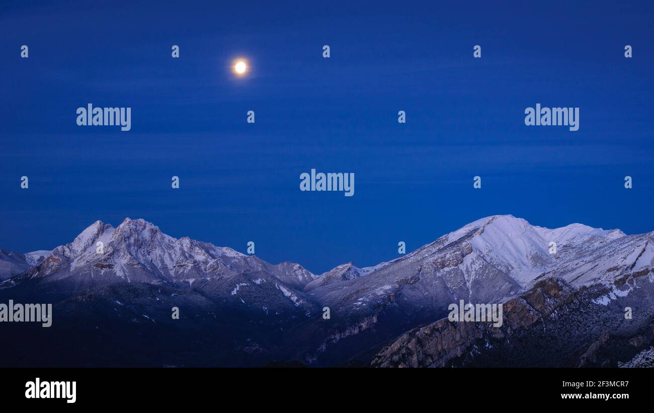 Sonnenaufgang in der Region Pedraforca und Alt Berguedà mit Vollmond, vom Aussichtspunkt Coll de Pal aus gesehen (Berguedà, Katalonien, Spanien, Pyrenäen) Stockfoto