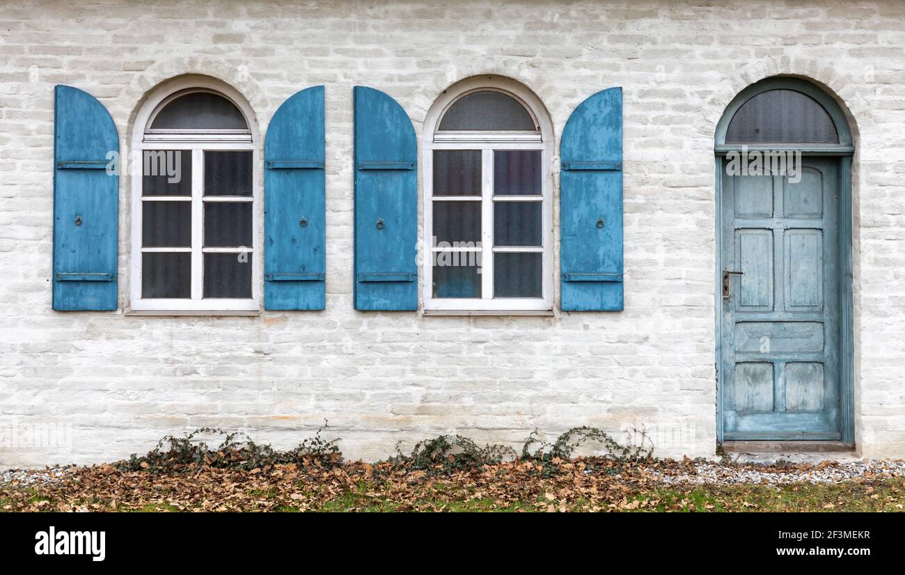 Tür und Fenster mit Holzfenster auf einem alten Gebäude Stockfoto
