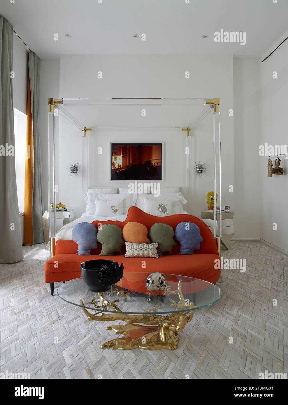 Sitzkissen in Form von Köpfen mit Glas Himmelbett in New York Home, USA, Stockfoto
