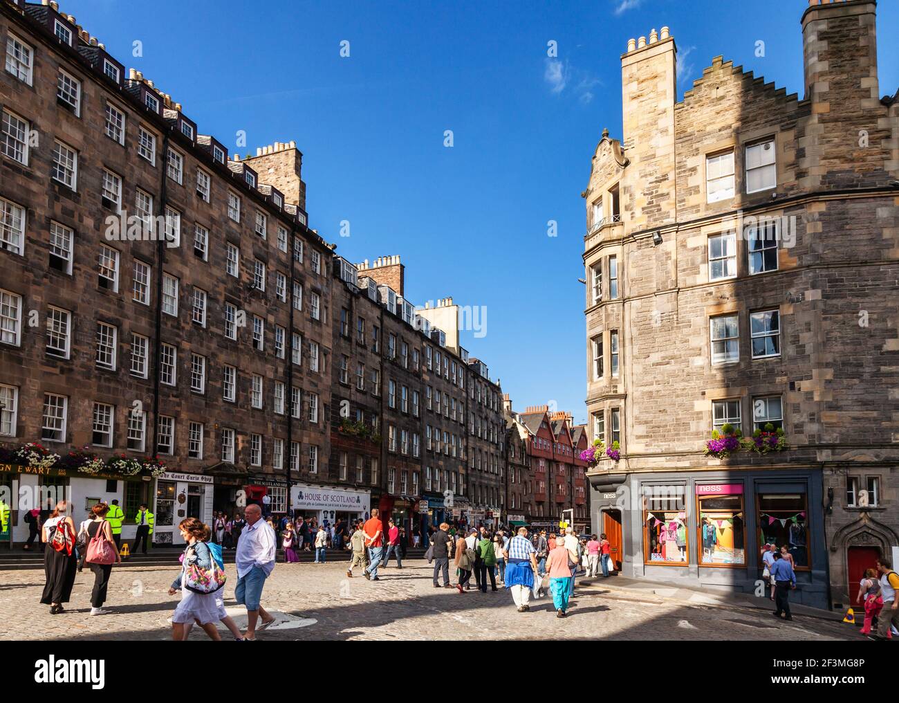 Edinburgh, Großbritannien - 9. Aug 2012: Touristen schlendern entlang des Lawnmarket, einer beliebten Touristenattraktion in der Altstadt Stockfoto