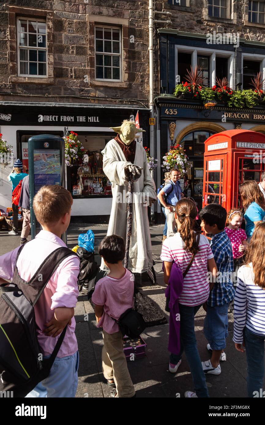Edinburgh, Großbritannien - 9. Aug 2012: Straßenkünstler in Yoda-Kostüm in der Royal Mile Touristic Street in der Altstadt während des Fringe Festivals Stockfoto