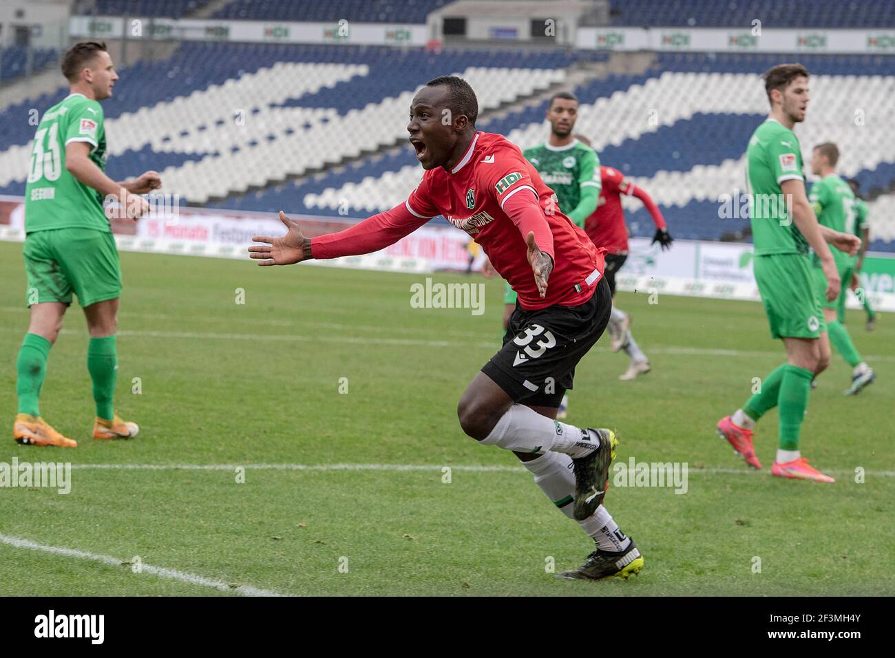 Moussa DOUMBOUYA (H, Mi., rotes Trikot) jubelt nach seinem Tor, um es 2:1  zu machen; Goaljubel; Fußball 2. Bundesliga, Spieltag 23rd, Spieltag 23,  Hannover 96 (H) - Greuther Furth (FuE) 2: 2,