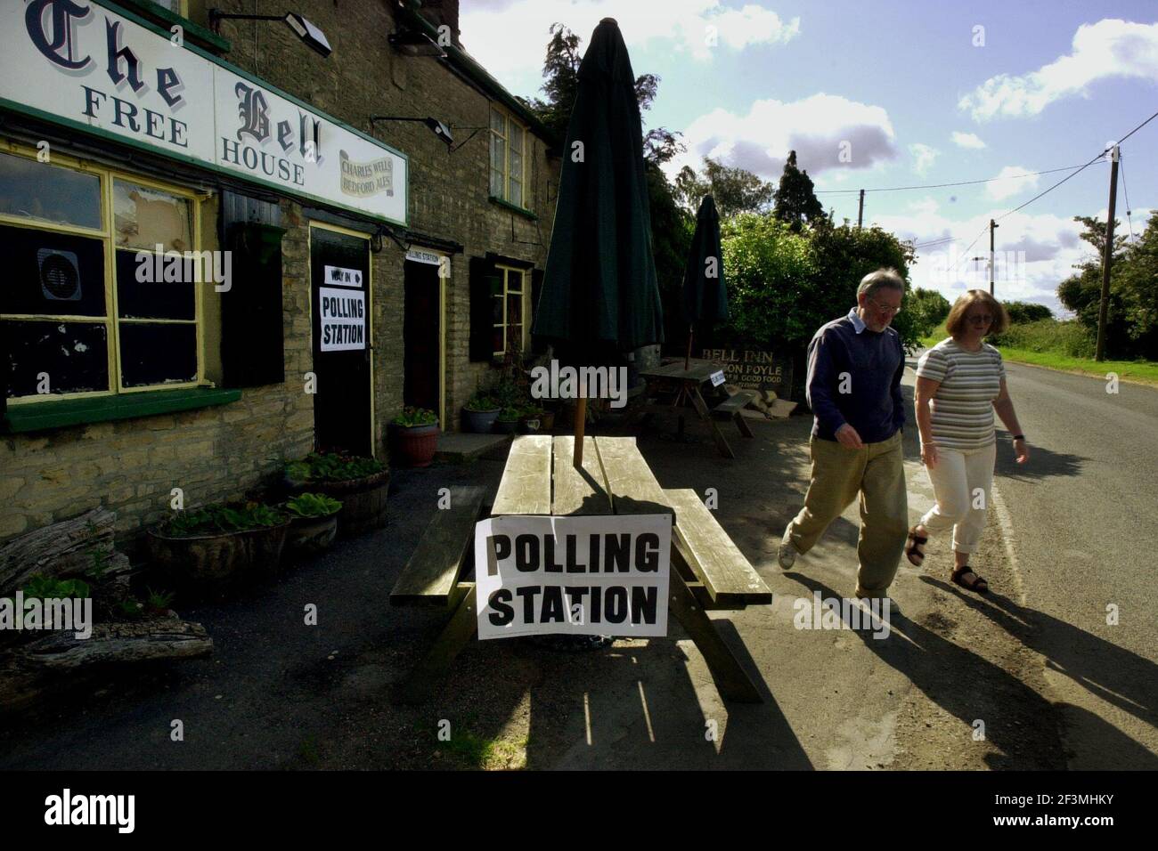 POLLING IM BELL INN IM DORF HAMPTON POYLE, OXFORDSHIRE. 7/6/01 PILSTON Stockfoto