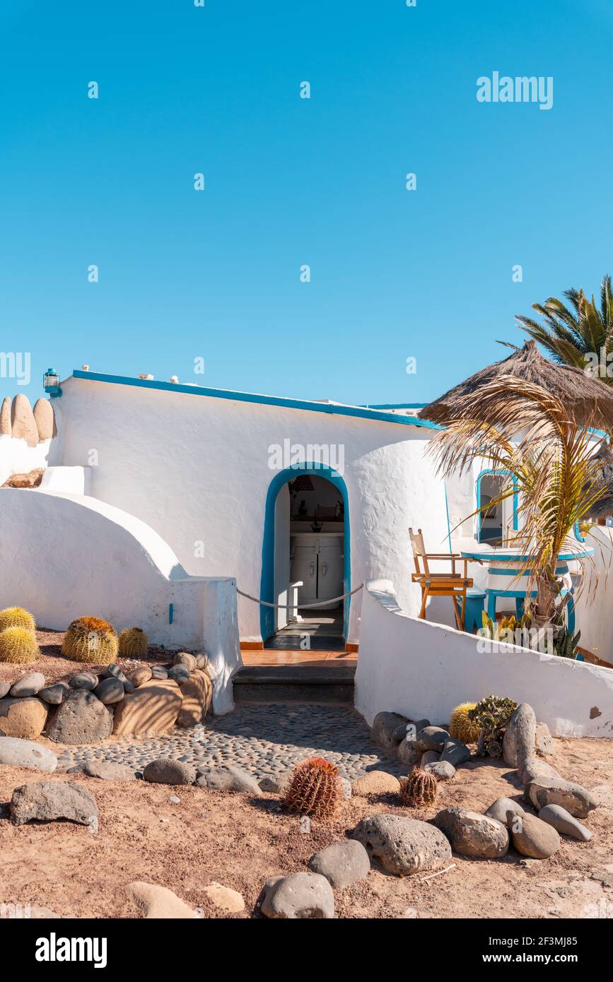 Weiße Wände, Palmen und blauer Himmel, Kanarische Architektur Stockfoto
