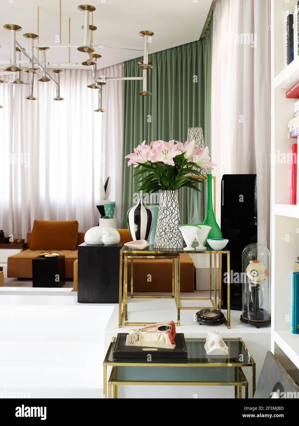 Kollektion von Vasen auf Metalltischen im opulenten Wohnzimmer In Französisch zu Hause Stockfoto