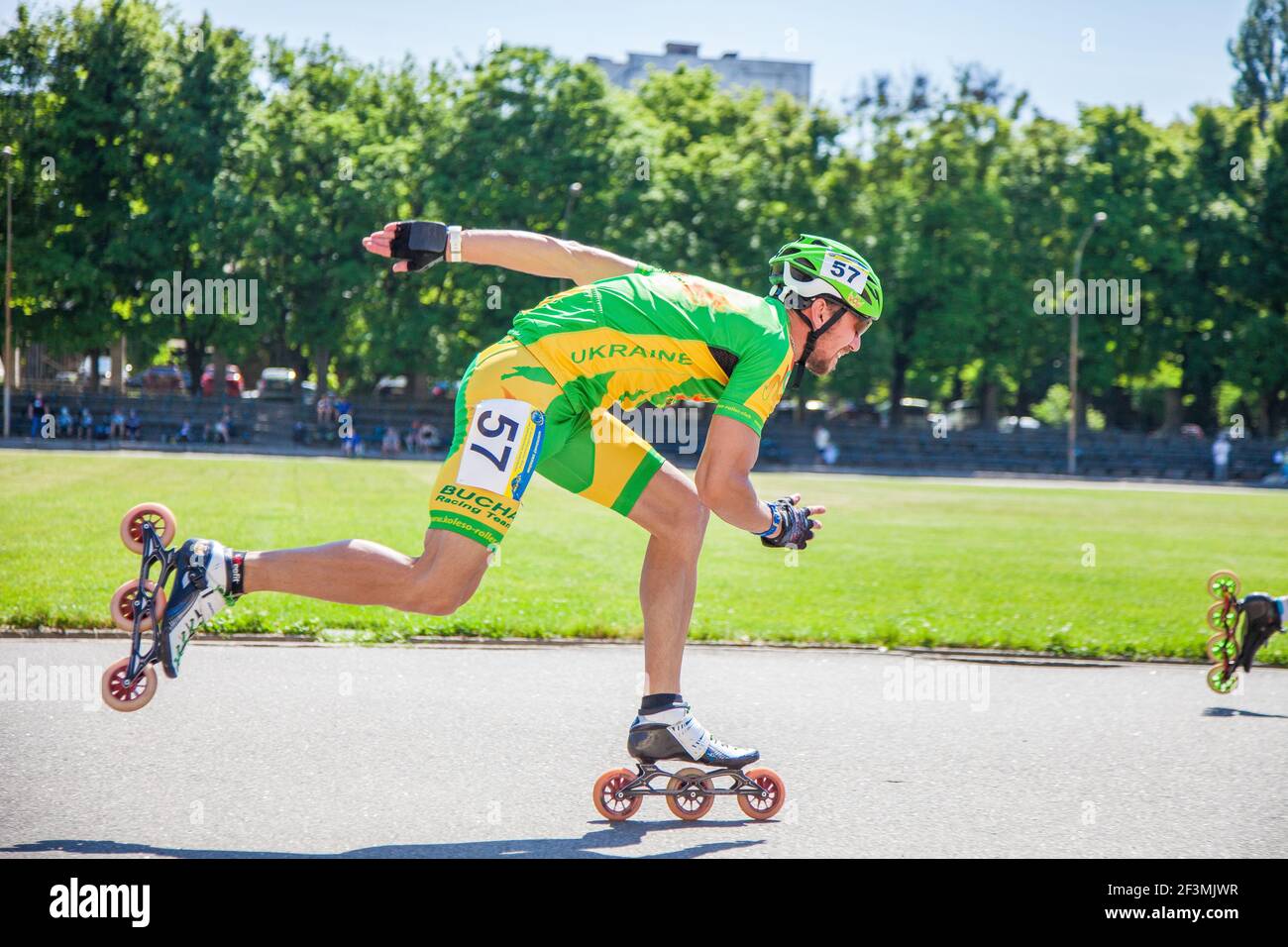 Ukraine, Kiew - 8. Juni 2019: Ein Mann fährt auf Rollschuhe auf der Straße. Sport Uniform der Ukraine und Helm. Stockfoto