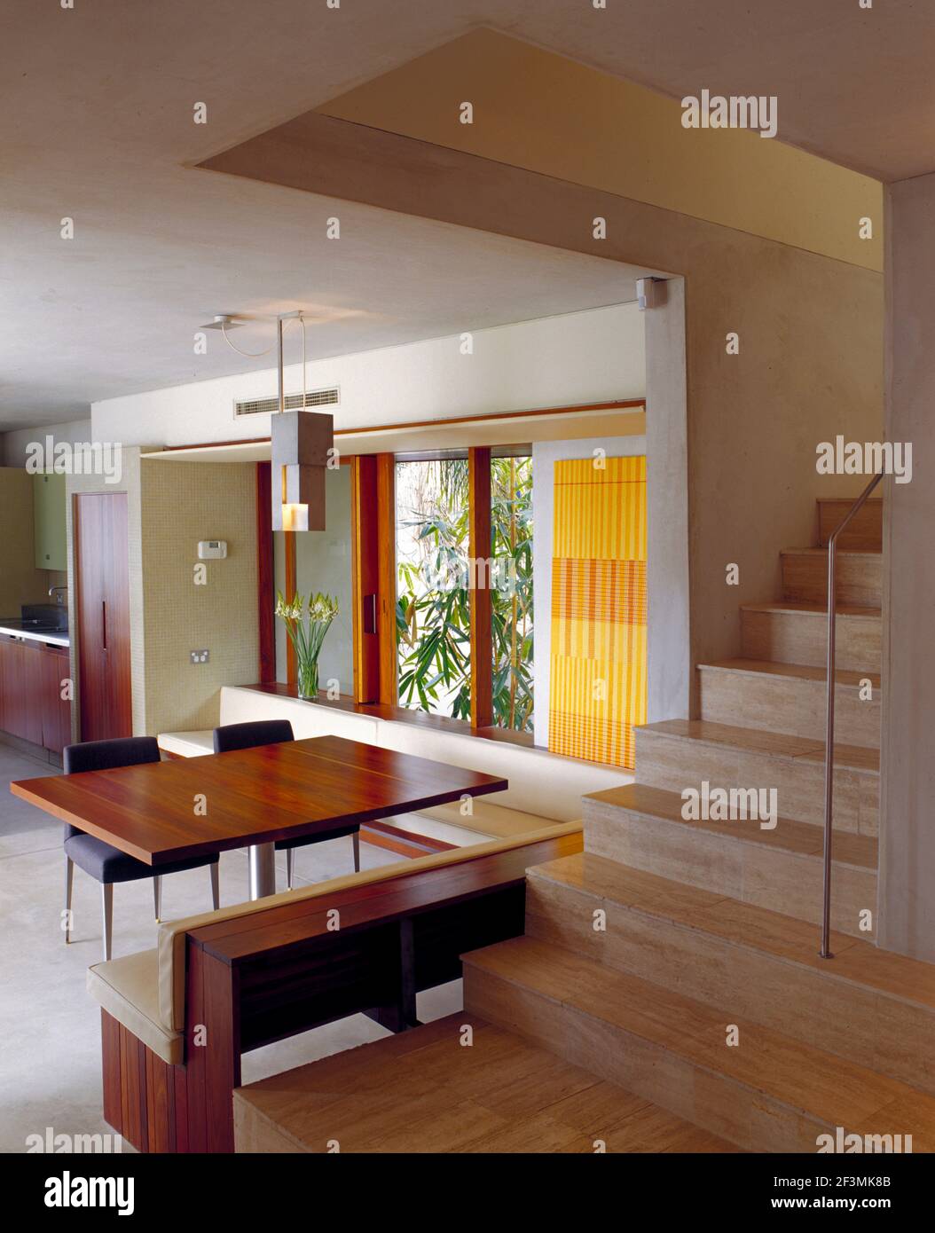 Frühstückstisch in offener Küche, Australien Stockfoto