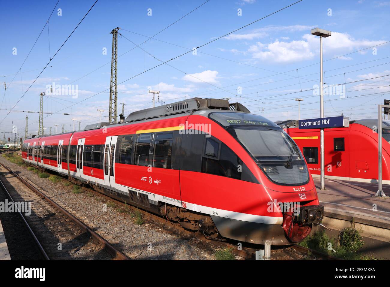 DORTMUND, DEUTSCHLAND - 16. SEPTEMBER 2020: Deutsche Bahn Personenzug (Modell: Bombardier Talent) am Hauptbahnhof in Dortmund. Stockfoto