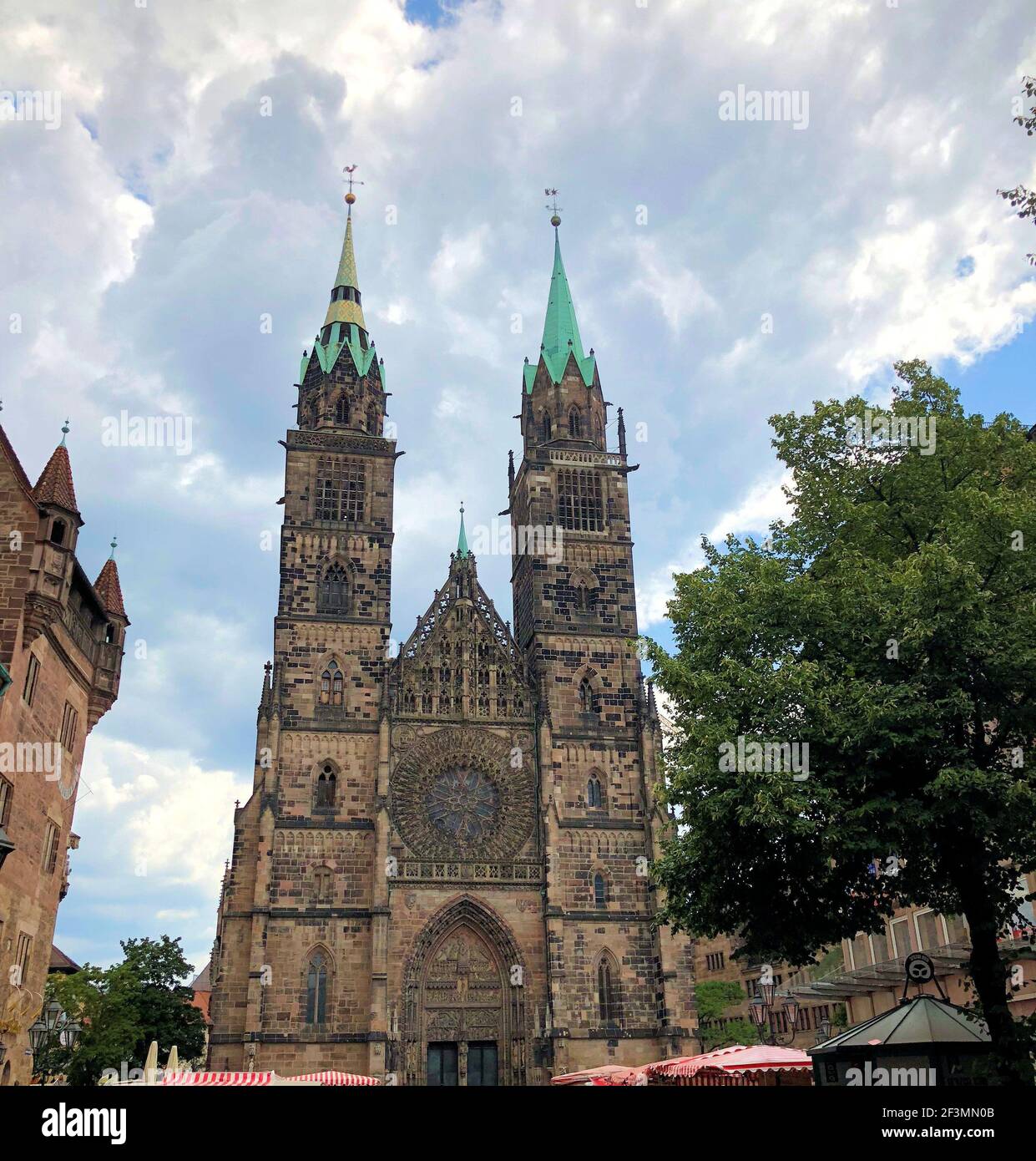 Turm einer katholischen Kirche in der Stadt Nürnberg In Deutschland 27.7.2018 Stockfoto