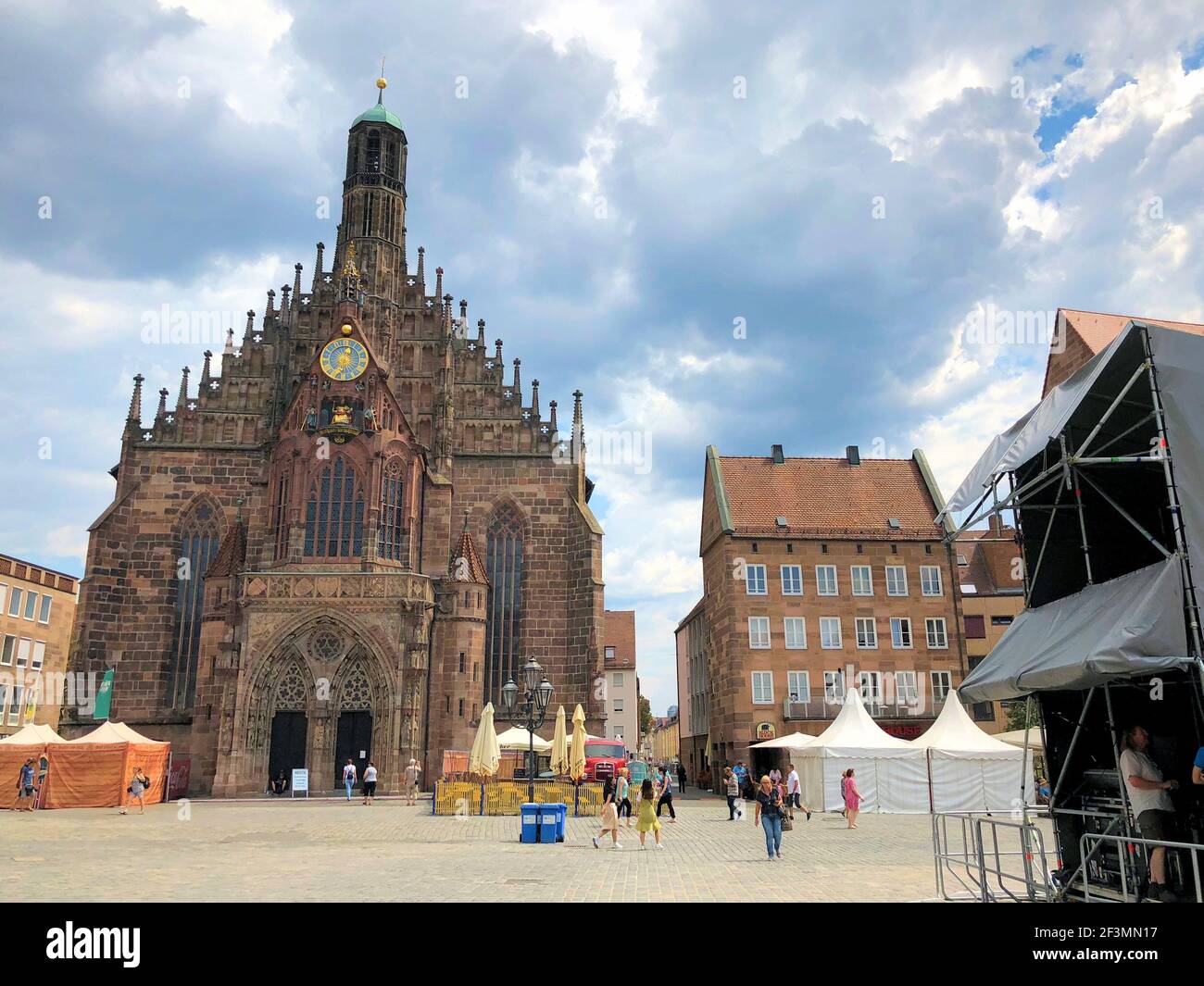 Turm einer katholischen Kirche in der Stadt Nürnberg In Deutschland 27.7.2018 Stockfoto