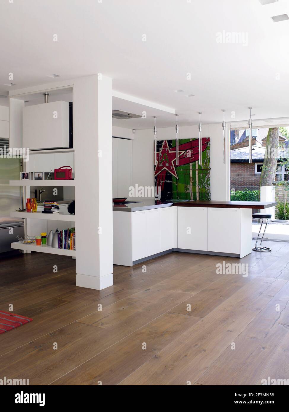 Moderne Küche mit zentraler Insel Einheit in Großbritannien zu Hause Stockfoto