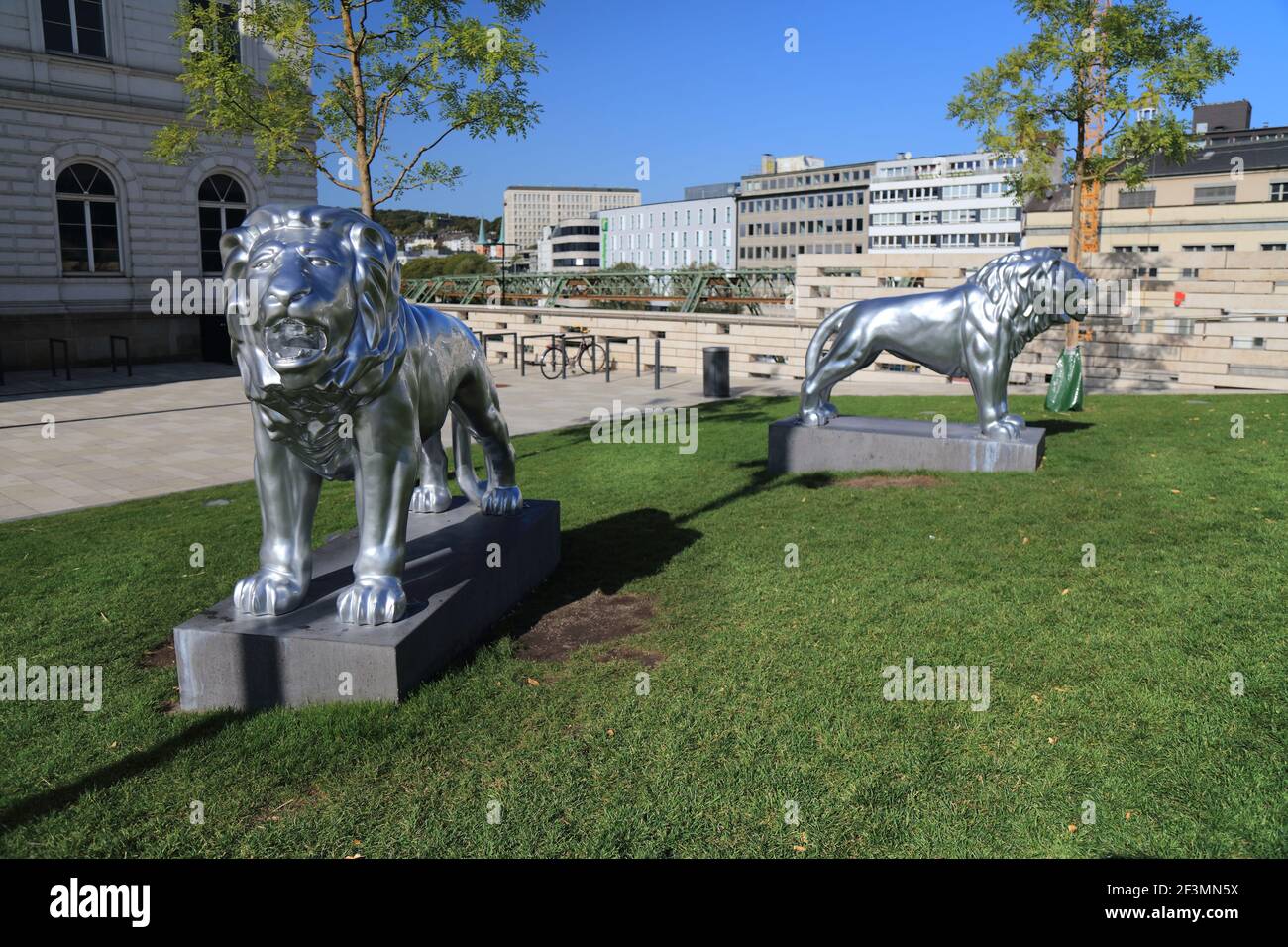 WUPPERTAL, DEUTSCHLAND - 19. SEPTEMBER 2020: Löwenstatuen in der Innenstadt von Elberfeld in Wuppertal. Wuppertal ist die größte Stadt der Stadt Stockfoto