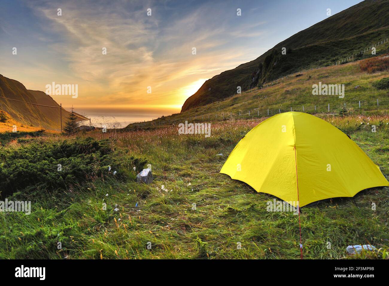 Zelt in Norwegen. Camping auf der Halbinsel Stadlandet im Bezirk Nordjord. Stockfoto