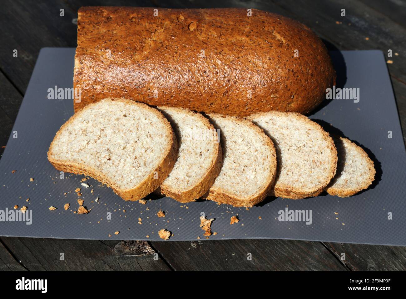 Kneippbrot in Norwegen (norwegische Sprache: Kneippbrod). Die beliebteste Art von Brot in Norwegen, hergestellt aus Vollkornmehl. Stockfoto